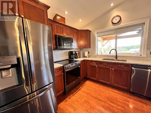 6284 Macabar Road, 100 Mile House, BC - Indoor Photo Showing Kitchen