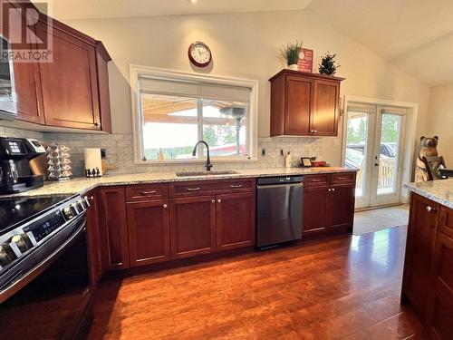 6284 Macabar Road, 100 Mile House, BC - Indoor Photo Showing Kitchen