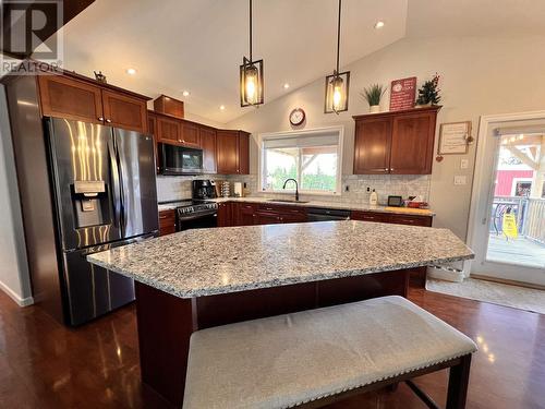 6284 Macabar Road, 100 Mile House, BC - Indoor Photo Showing Kitchen With Upgraded Kitchen