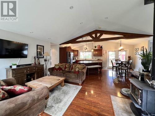 6284 Macabar Road, 100 Mile House, BC - Indoor Photo Showing Living Room