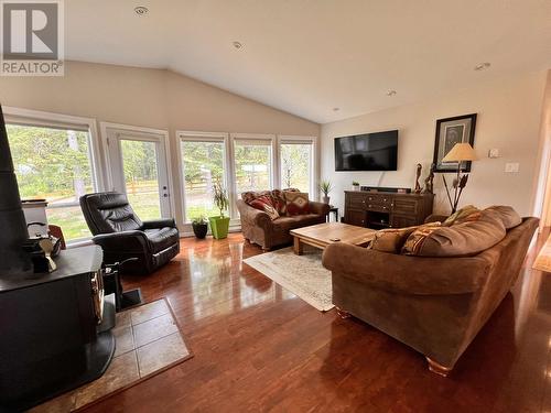 6284 Macabar Road, 100 Mile House, BC - Indoor Photo Showing Living Room