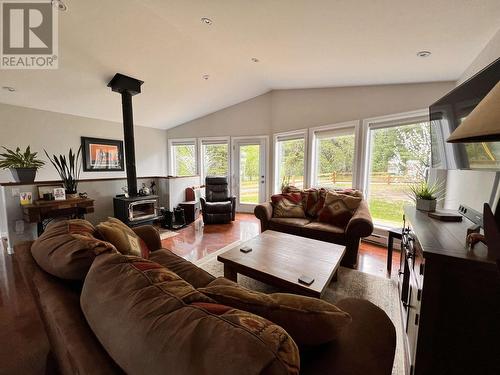 6284 Macabar Road, 100 Mile House, BC - Indoor Photo Showing Living Room