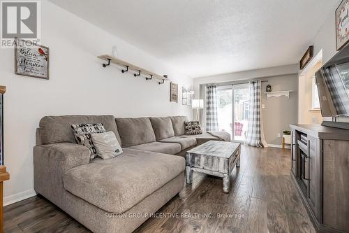 12 Chaucer Crescent, Barrie, ON - Indoor Photo Showing Living Room