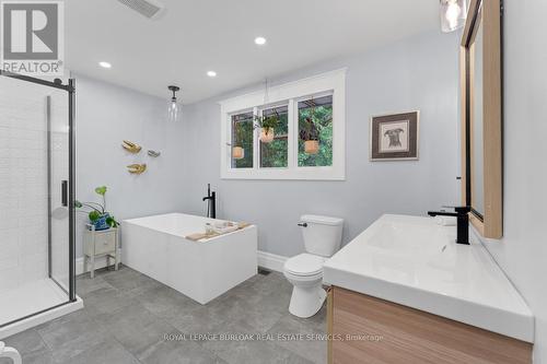 300 Townsend Avenue, Burlington, ON - Indoor Photo Showing Bathroom