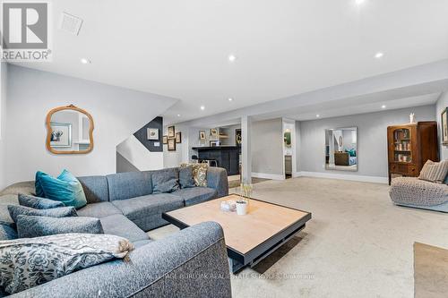 300 Townsend Avenue, Burlington, ON - Indoor Photo Showing Living Room