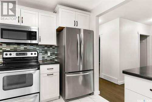 4004 Regina Avenue, Regina, SK - Indoor Photo Showing Kitchen With Stainless Steel Kitchen