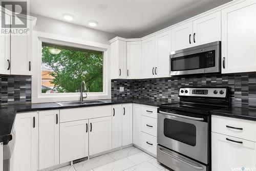 4004 Regina Avenue, Regina, SK - Indoor Photo Showing Kitchen With Double Sink With Upgraded Kitchen