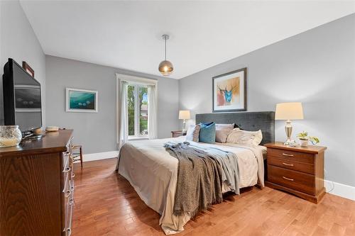 300 Townsend Avenue, Burlington, ON - Indoor Photo Showing Bedroom