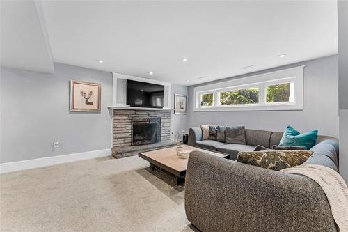 300 Townsend Avenue, Burlington, ON - Indoor Photo Showing Living Room With Fireplace