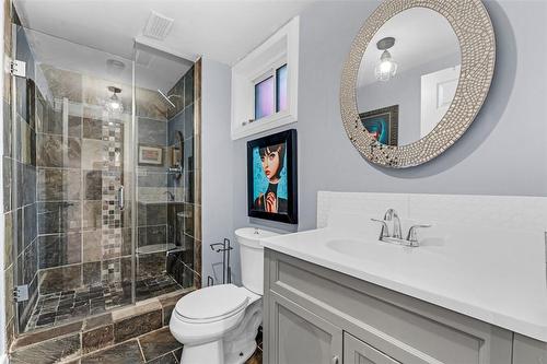 300 Townsend Avenue, Burlington, ON - Indoor Photo Showing Bathroom