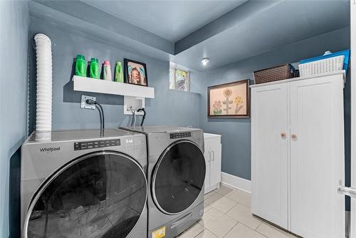 300 Townsend Avenue, Burlington, ON - Indoor Photo Showing Laundry Room