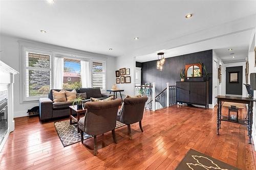 300 Townsend Avenue, Burlington, ON - Indoor Photo Showing Living Room