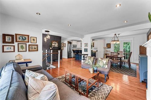 300 Townsend Avenue, Burlington, ON - Indoor Photo Showing Living Room
