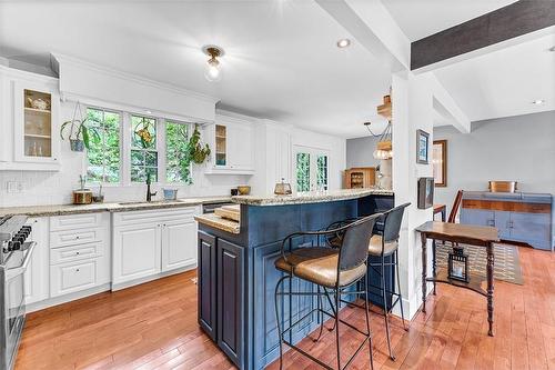 300 Townsend Avenue, Burlington, ON - Indoor Photo Showing Kitchen With Upgraded Kitchen