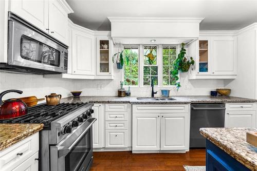 300 Townsend Avenue, Burlington, ON - Indoor Photo Showing Kitchen With Double Sink With Upgraded Kitchen