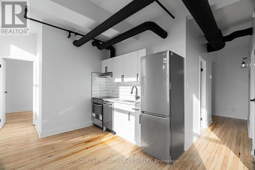 401 - 330 Clarence Street, London, ON - Indoor Photo Showing Kitchen