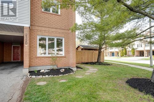 2320 Strawfield Court, Oakville, ON - Outdoor