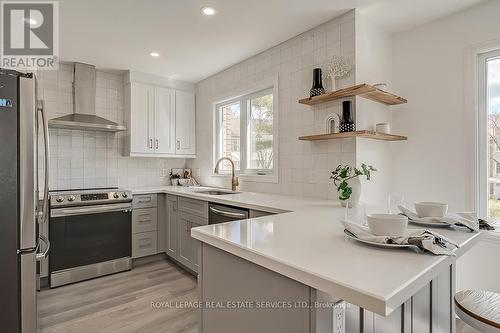 2320 Strawfield Court, Oakville, ON - Indoor Photo Showing Kitchen With Upgraded Kitchen