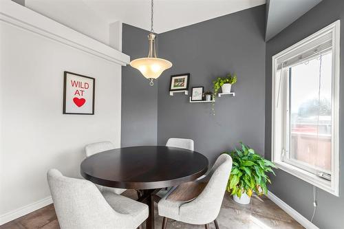 211 Fleetwood Road, Winnipeg, MB - Indoor Photo Showing Dining Room