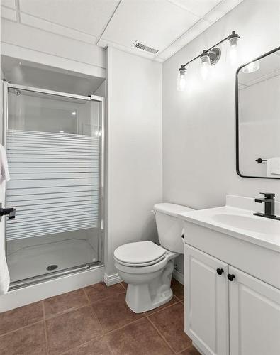 211 Fleetwood Road, Winnipeg, MB - Indoor Photo Showing Bathroom