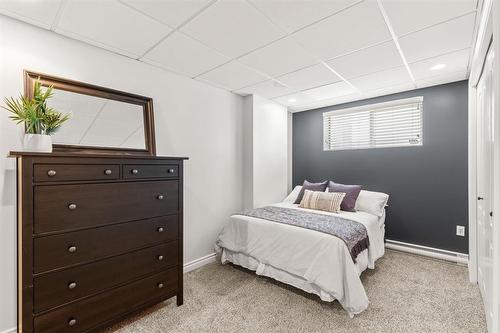 211 Fleetwood Road, Winnipeg, MB - Indoor Photo Showing Bedroom
