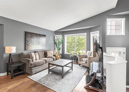 211 Fleetwood Road, Winnipeg, MB - Indoor Photo Showing Living Room