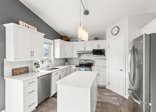211 Fleetwood Road, Winnipeg, MB - Indoor Photo Showing Kitchen With Double Sink