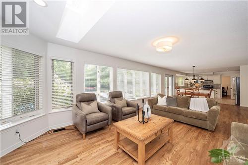 37 Slade Crescent, Ottawa, ON - Indoor Photo Showing Living Room