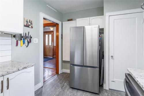 90 Tuxedo Avenue S, Hamilton, ON - Indoor Photo Showing Kitchen