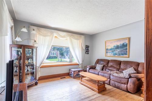 90 Tuxedo Avenue S, Hamilton, ON - Indoor Photo Showing Living Room