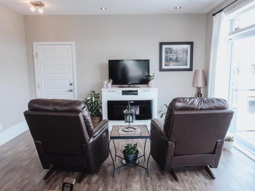 Salon - 302-329 Ch. Du Grand-Bernier N., Saint-Jean-Sur-Richelieu, QC - Indoor Photo Showing Living Room With Fireplace