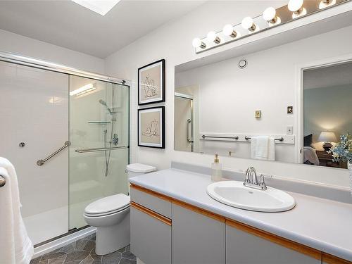 4352 Parkwood Terr, Saanich, BC - Indoor Photo Showing Bathroom