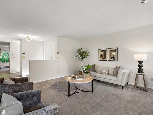 4352 Parkwood Terr, Saanich, BC - Indoor Photo Showing Living Room
