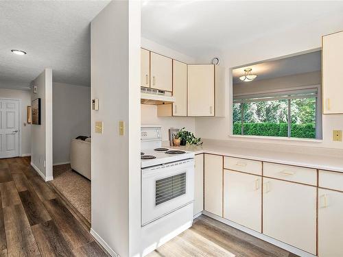 4352 Parkwood Terr, Saanich, BC - Indoor Photo Showing Kitchen