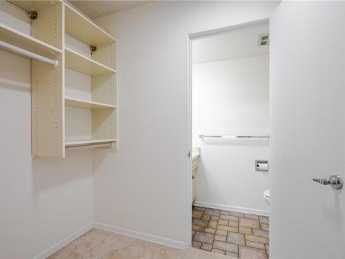 302-545 Rithet St, Victoria, BC - Indoor With Storage