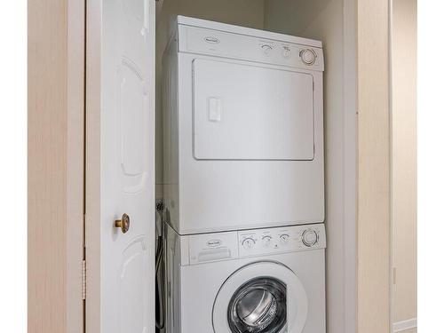 302-545 Rithet St, Victoria, BC - Indoor Photo Showing Laundry Room