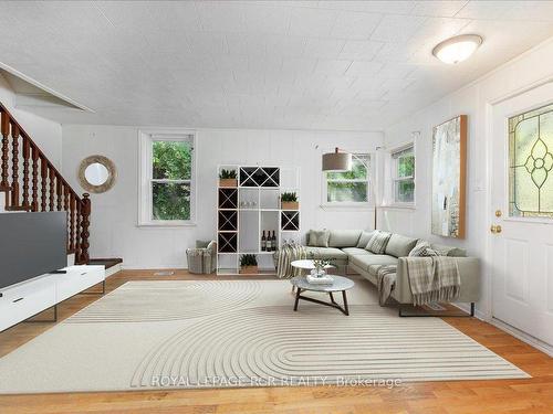 19043 Centre St, East Gwillimbury, ON - Indoor Photo Showing Living Room