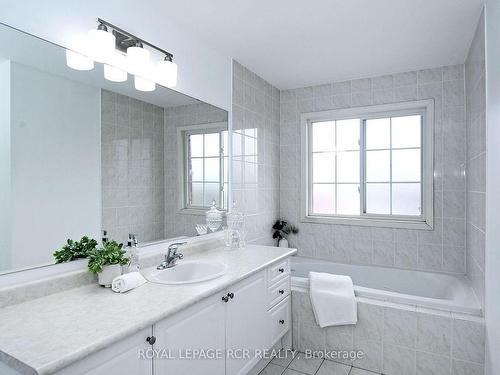 38 Delattaye Ave, Aurora, ON - Indoor Photo Showing Bathroom