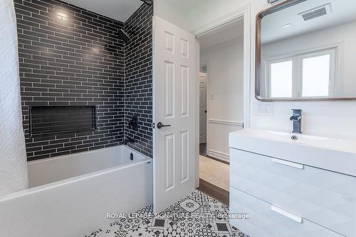 1204 Clarkson Rd N, Mississauga, ON - Indoor Photo Showing Bathroom