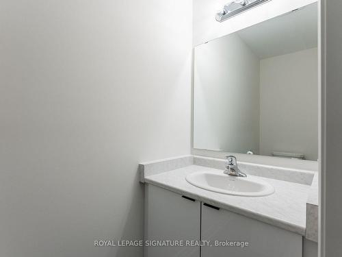 18-40 Zinfandel Dr, Hamilton, ON - Indoor Photo Showing Bathroom