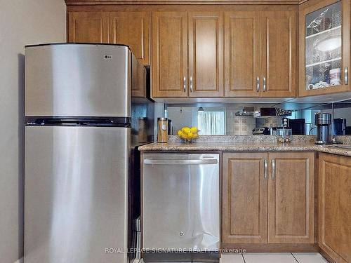 709-155 Hillcrest Ave, Mississauga, ON - Indoor Photo Showing Kitchen