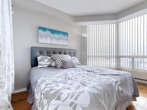 709-155 Hillcrest Ave, Mississauga, ON - Indoor Photo Showing Bedroom