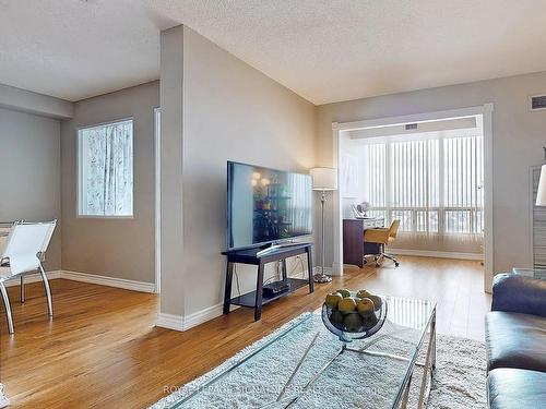 709-155 Hillcrest Ave, Mississauga, ON - Indoor Photo Showing Living Room