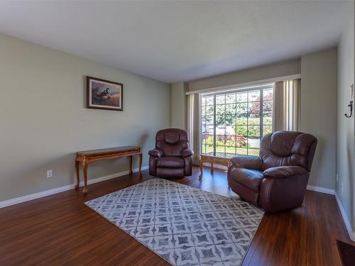 506 Red Wing Drive, Penticton, BC - Indoor Photo Showing Living Room