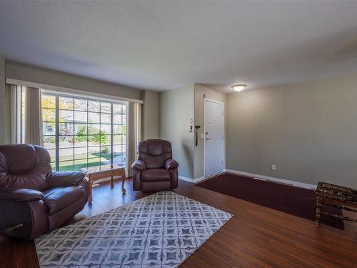 506 Red Wing Drive, Penticton, BC - Indoor Photo Showing Living Room