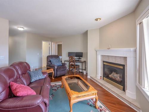 506 Red Wing Drive, Penticton, BC - Indoor Photo Showing Living Room With Fireplace