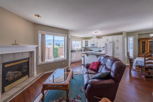 506 Red Wing Drive, Penticton, BC - Indoor Photo Showing Living Room With Fireplace