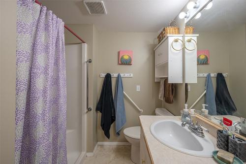 105-2401 South Main Street, Penticton, BC - Indoor Photo Showing Bathroom
