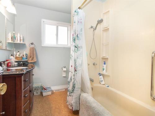 390 Dell Road, Kelowna, BC - Indoor Photo Showing Bathroom