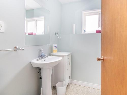 390 Dell Road, Kelowna, BC - Indoor Photo Showing Bathroom